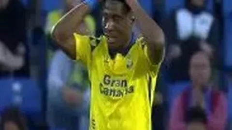 英超赛场上独步江湖：三位球星脚踢头槌，射门如虎添翼，赛季进球数突破五关斩将！——卡拉菲奥里、伊戈尔、马特塔传奇对决！